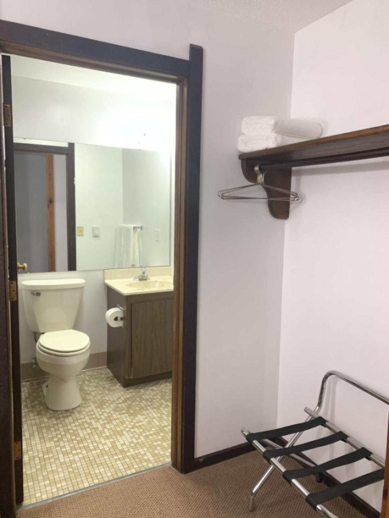 Bridge Inn Tomhawk - 2Nd Floor, 1 King Size Bed, Balcony, River View Tomahawk Esterno foto
