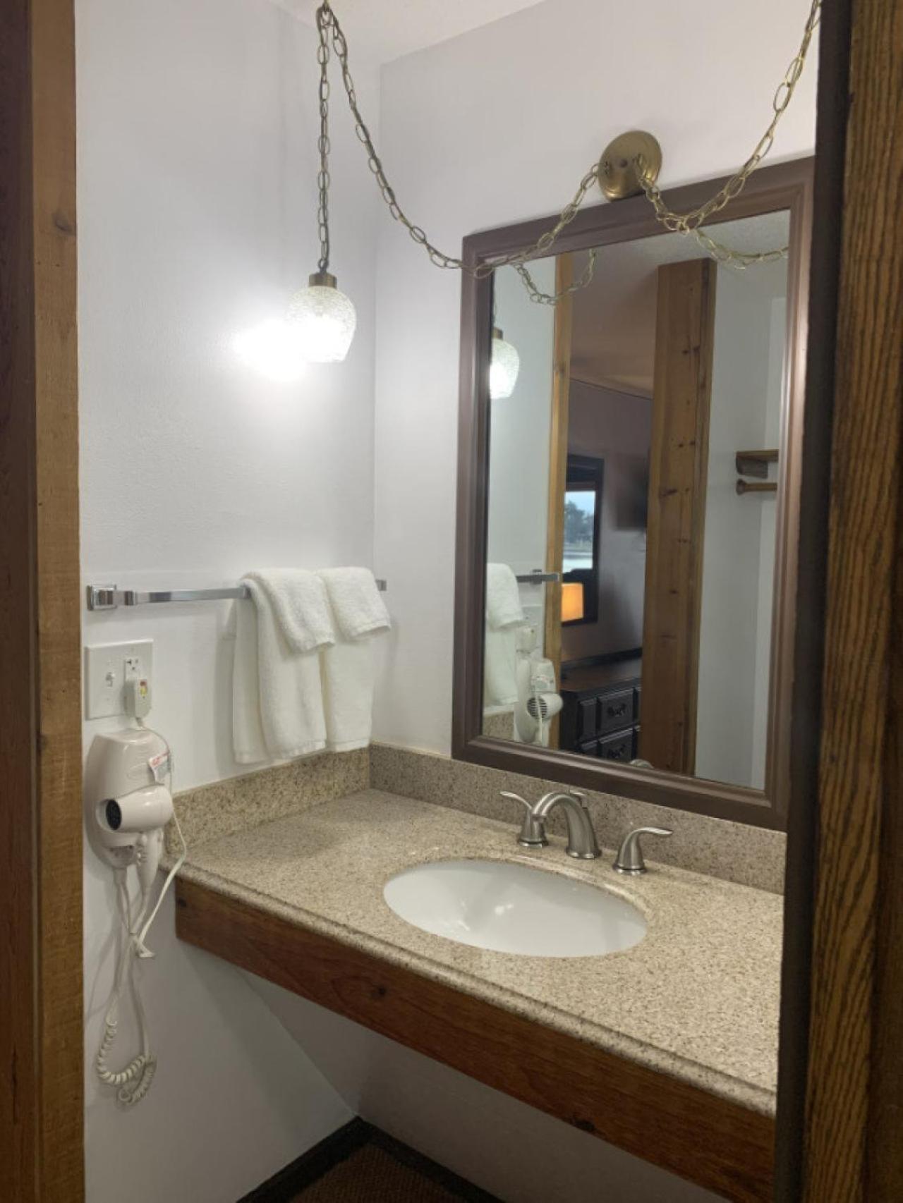 Bridge Inn Tomhawk - 2Nd Floor, 1 King Size Bed, Balcony, River View Tomahawk Esterno foto