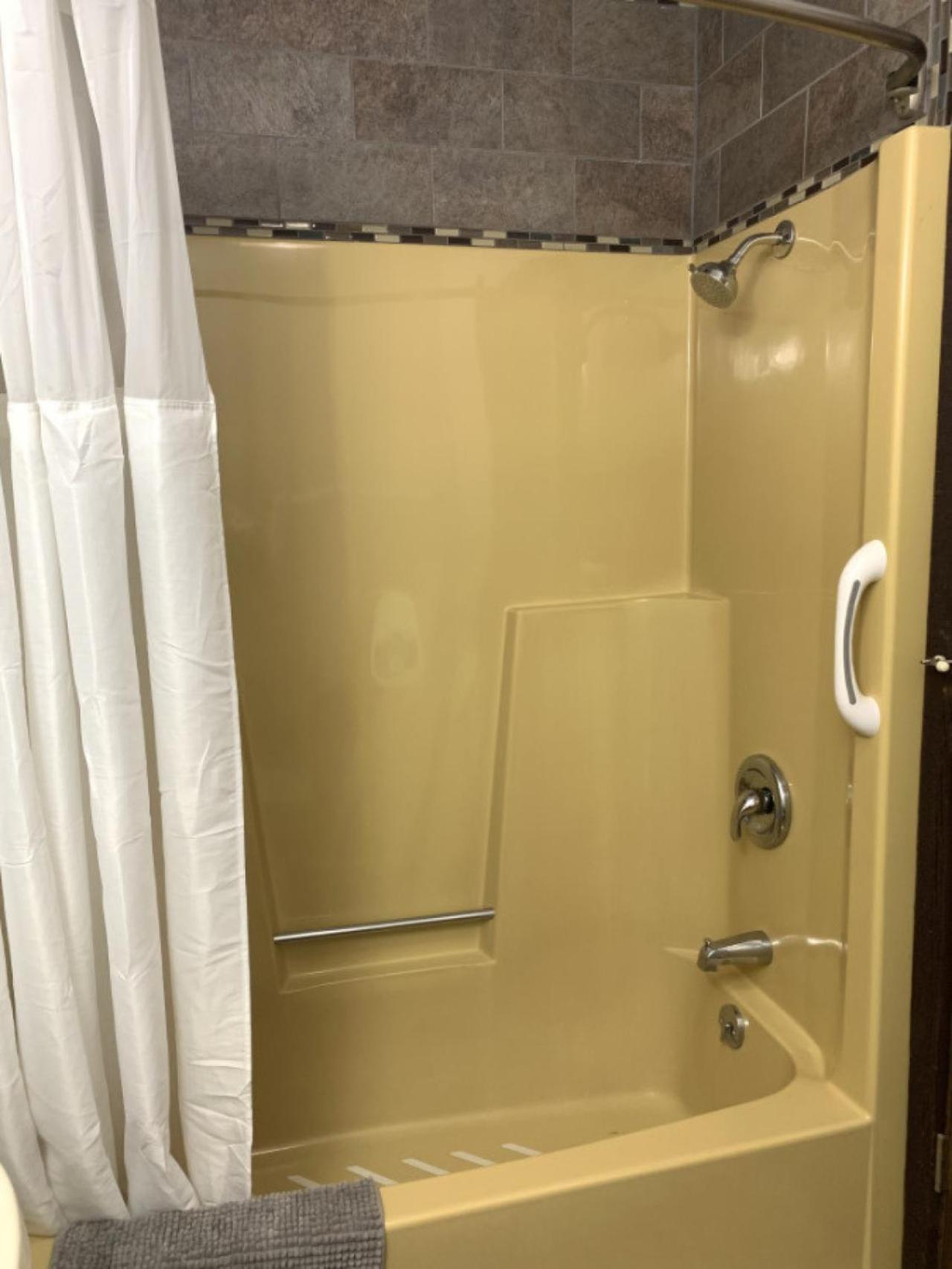 Bridge Inn Tomhawk - 2Nd Floor, 1 King Size Bed, Balcony, River View Tomahawk Esterno foto